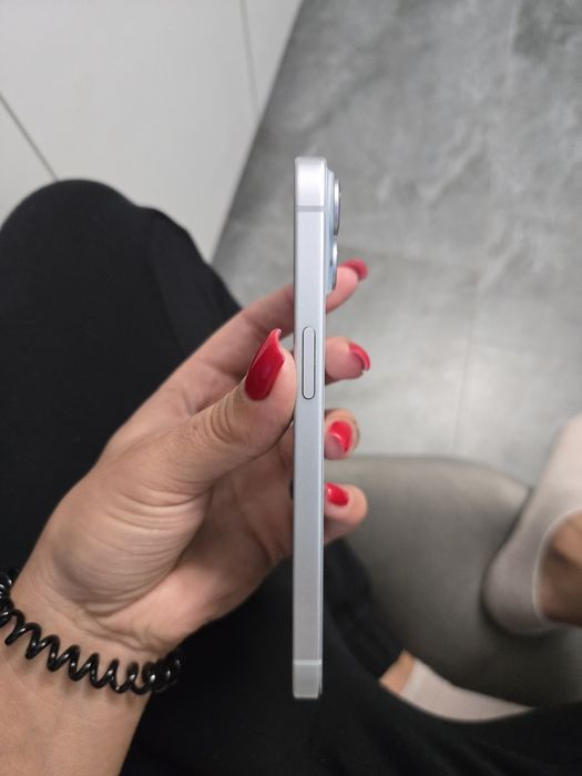 Iphone 15 128gb със следи от употреба