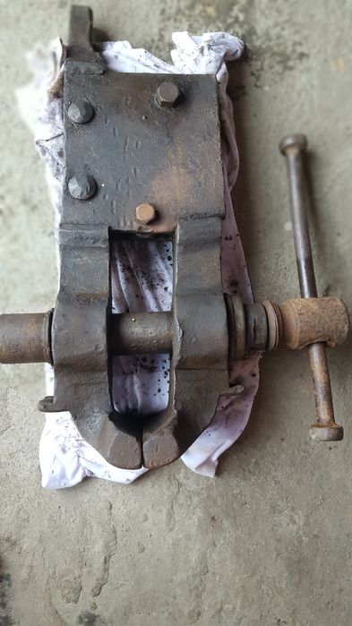 Menghină mare de fierărie.