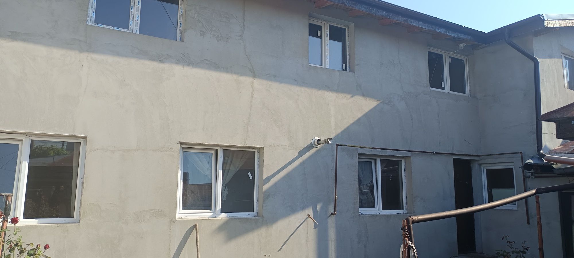 Închiriez casa la curte