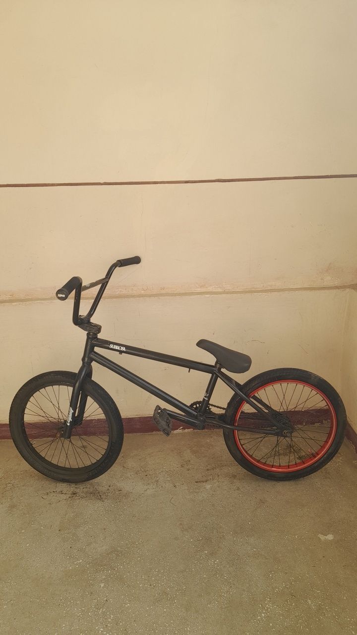 Vând bmx custom.