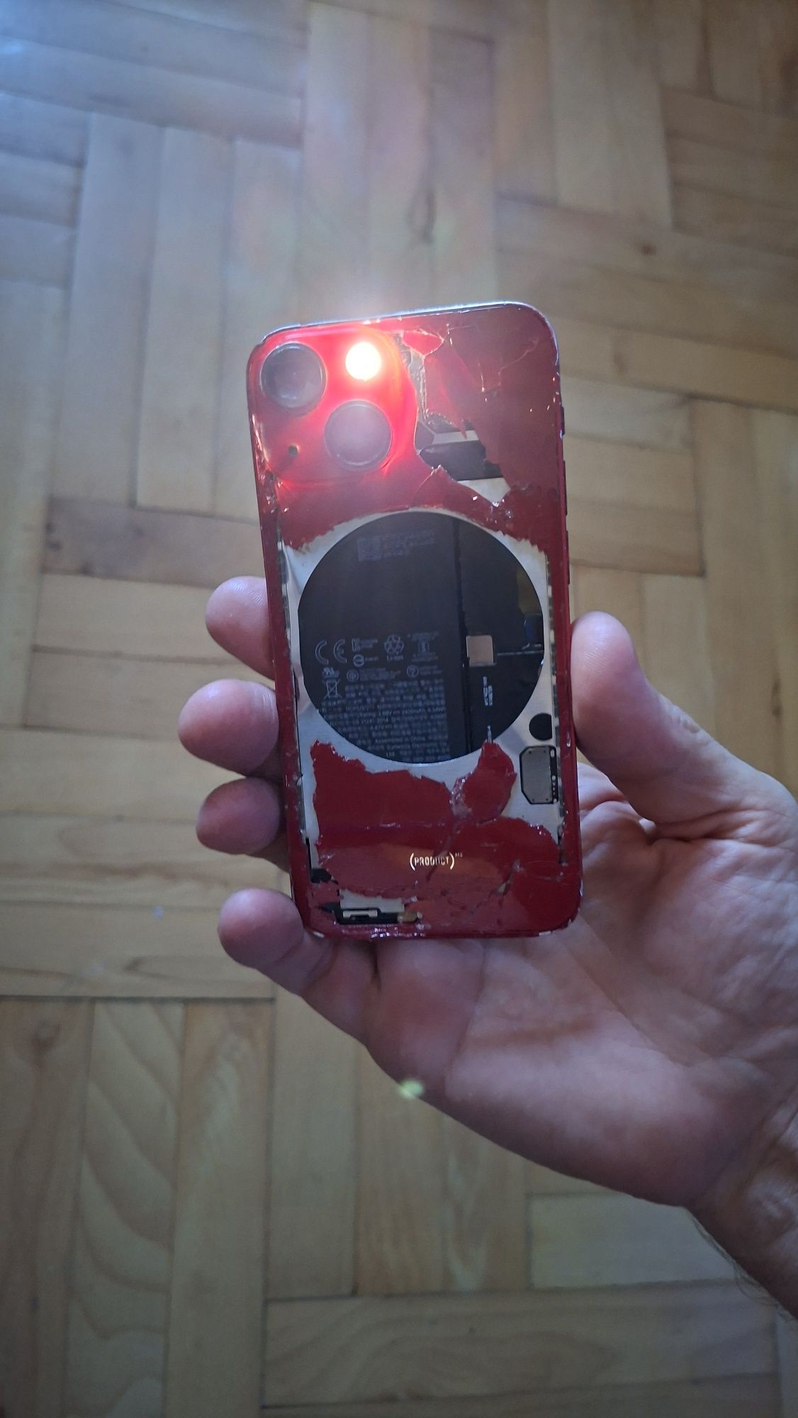 Продавам заключен iPhone 13
