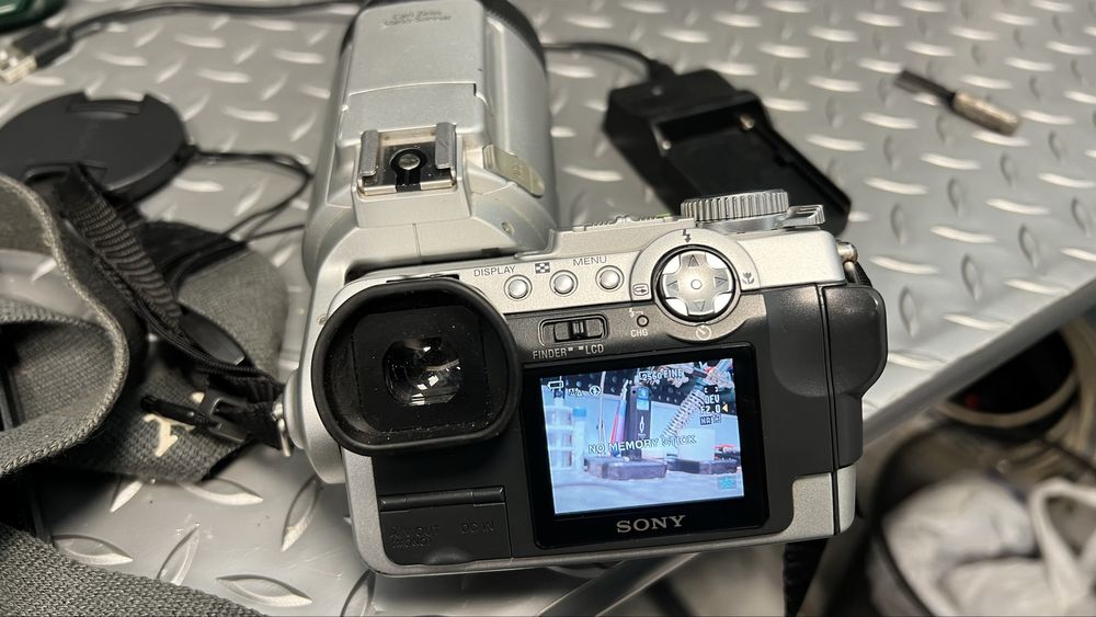 Фотоапарат Sony DSC-F717 и електронен четец Sony