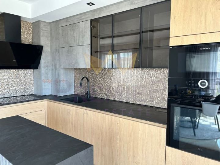 Дава се под наем Тристаен апартамент в Варна, Бриз - 110 кв.м за 1500 € - Снимка #2