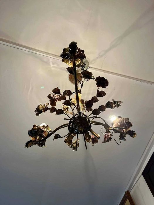 Candelabru vintage metalic cu flori și frunze aurii