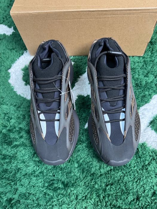 Yeezy 700 v3 clay brown size 43 noi