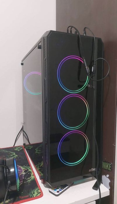 Setup de gaming(monitor si calculator)