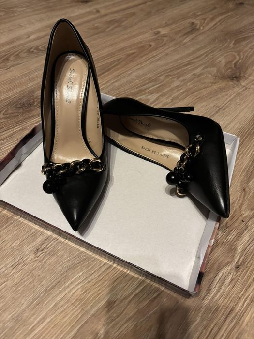 Дамски обувки на висок ток