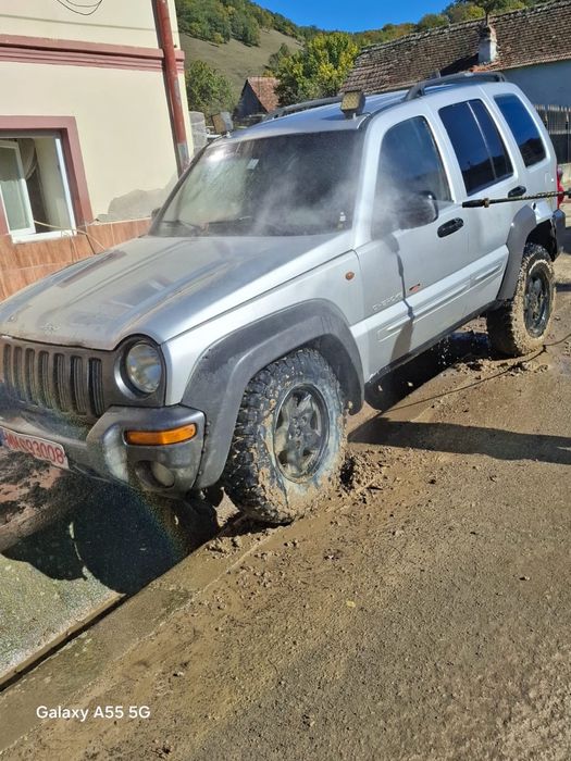 Vând jeep cherokee kj