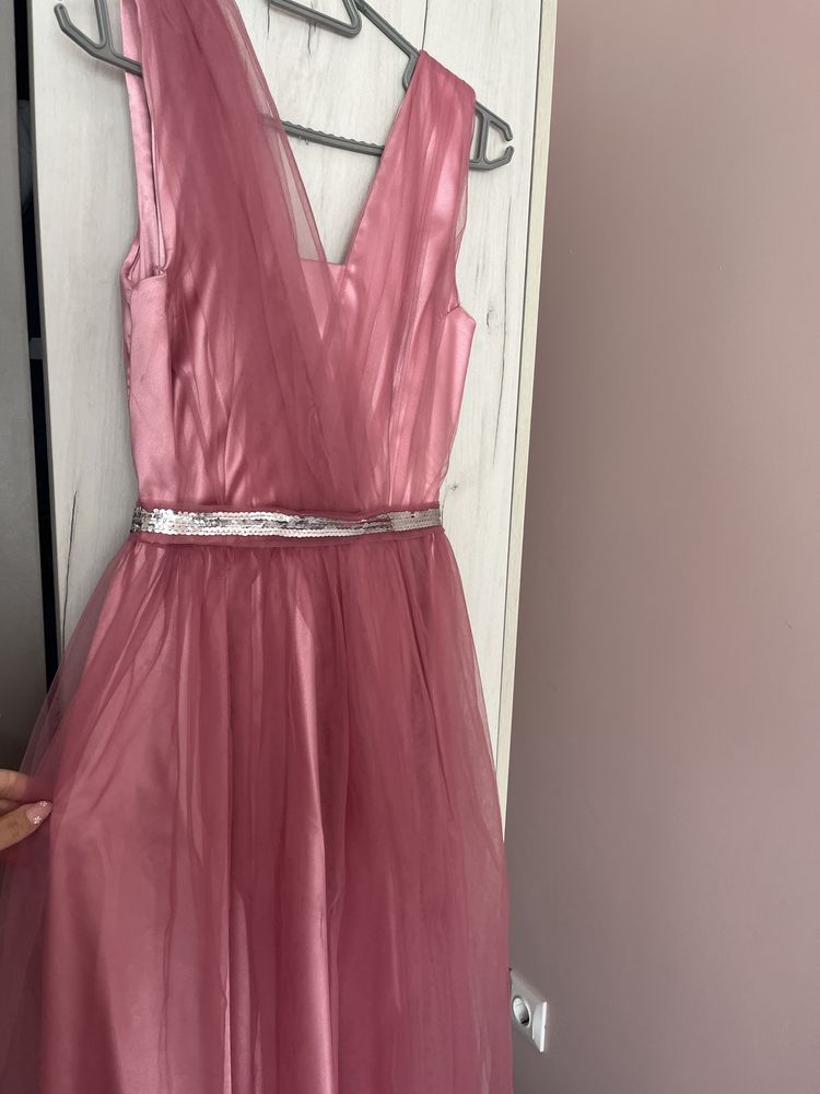 Дълга розова рокля