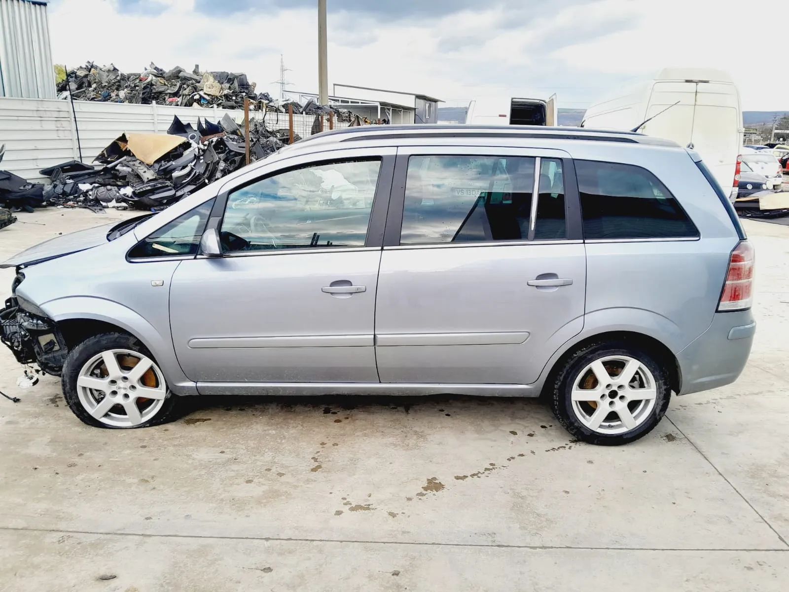 Dezmembrari / Dezmembrez Opel Zafira B 1.9 CDTI cutie 6 trepte MZ4 culoare 4AU