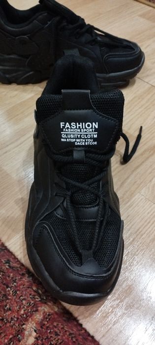 Нови черни маратонки