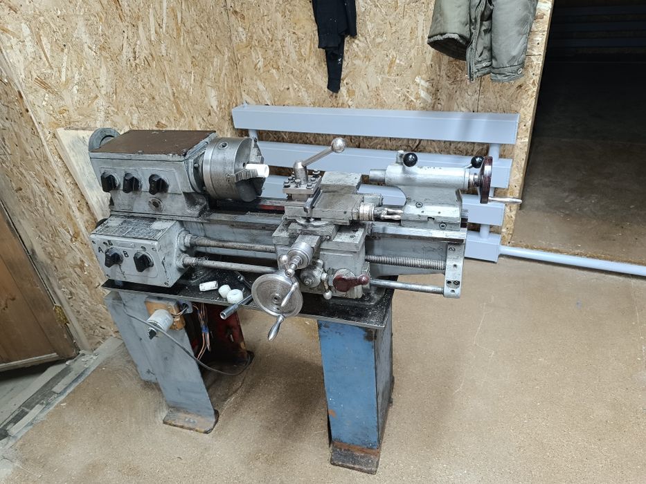 Токарный станок ТВ-4 в рабочем состоянии.
