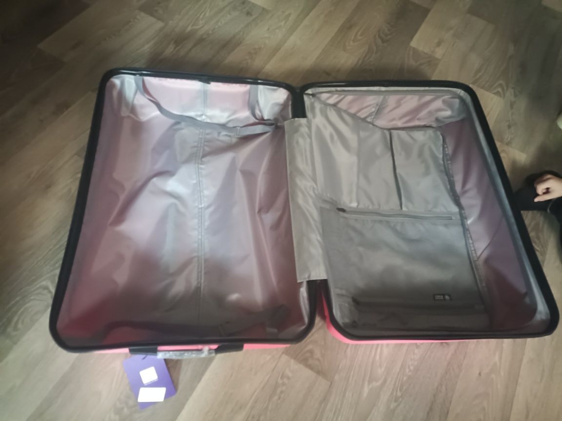Продам чемоданы 110л, цвет алый серый.Новый.