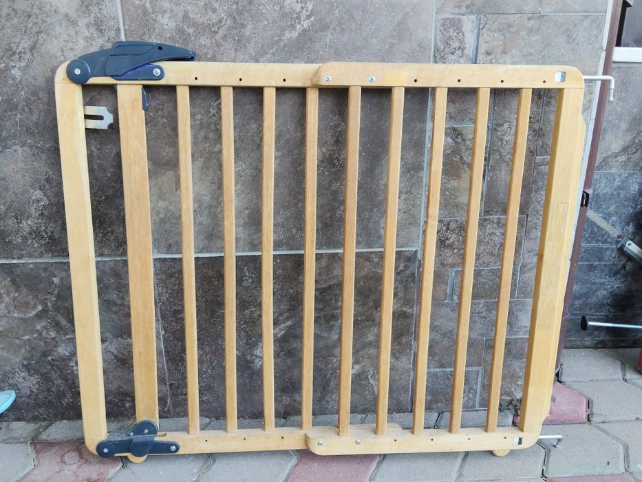 Vând 2 gărdulețe de protecție pentru scări / uși – siguranță bebeluși