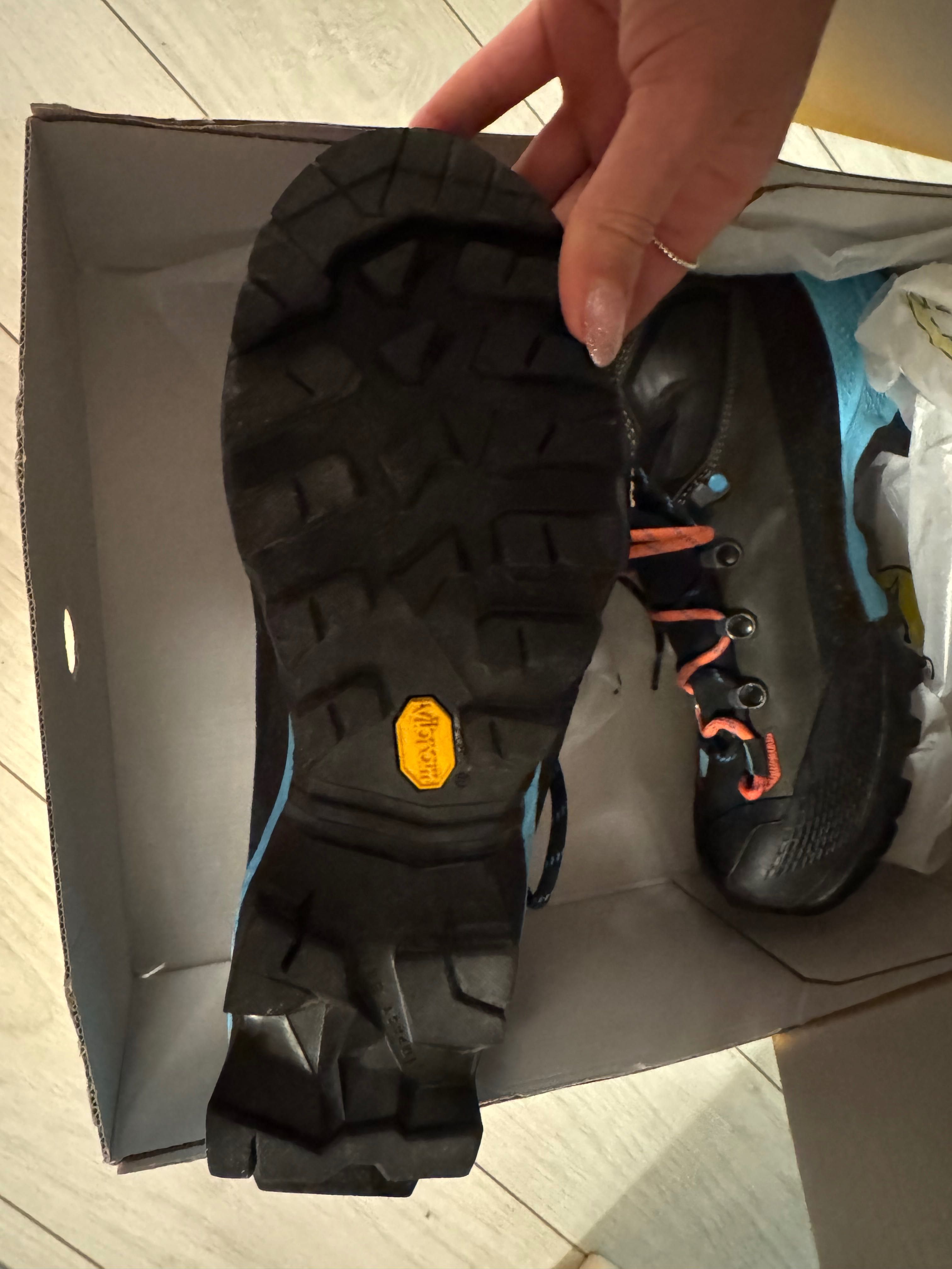 Дамски обувки La Sportiva Aequilibrium LT GTX - black/hibiscus