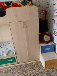 Продам детскую двухярусную кровать с встроенными шкафами