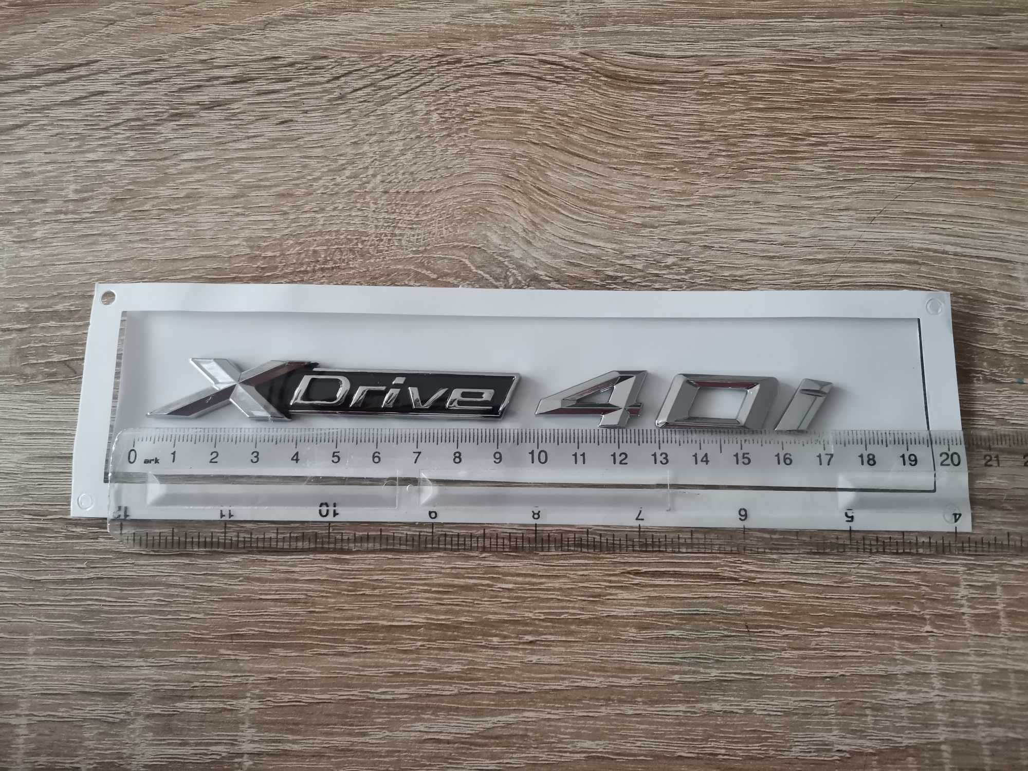 сребрист надпис BMW Xdrive 40i