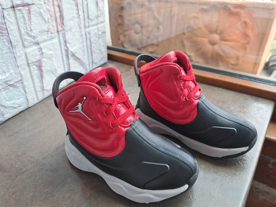 детски ботуши,зимни обувки,боти,апрески,NikeJordan номер26 за момче