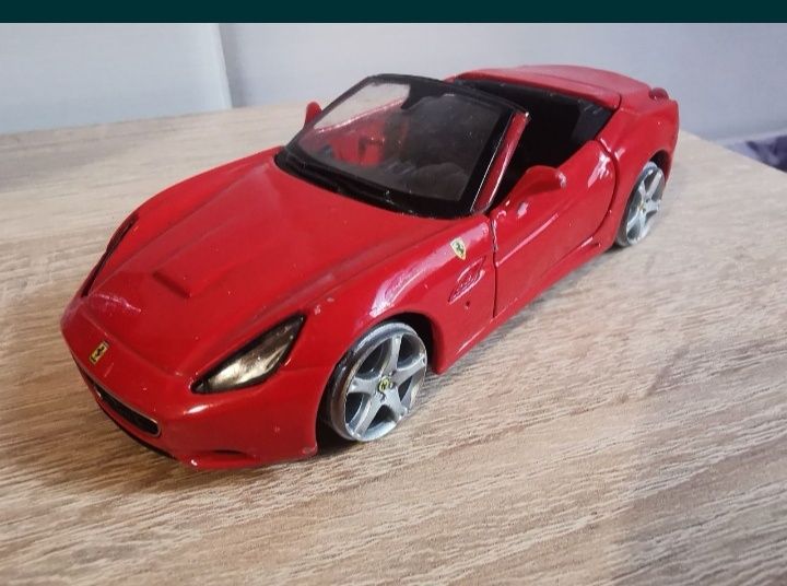 Macheta Ferrari California 1:32