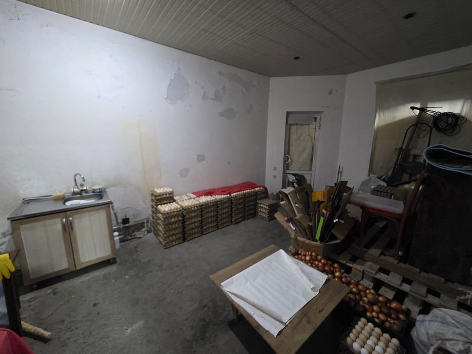 Magazin sotiladi 100 kvadrat. Nejiloy.