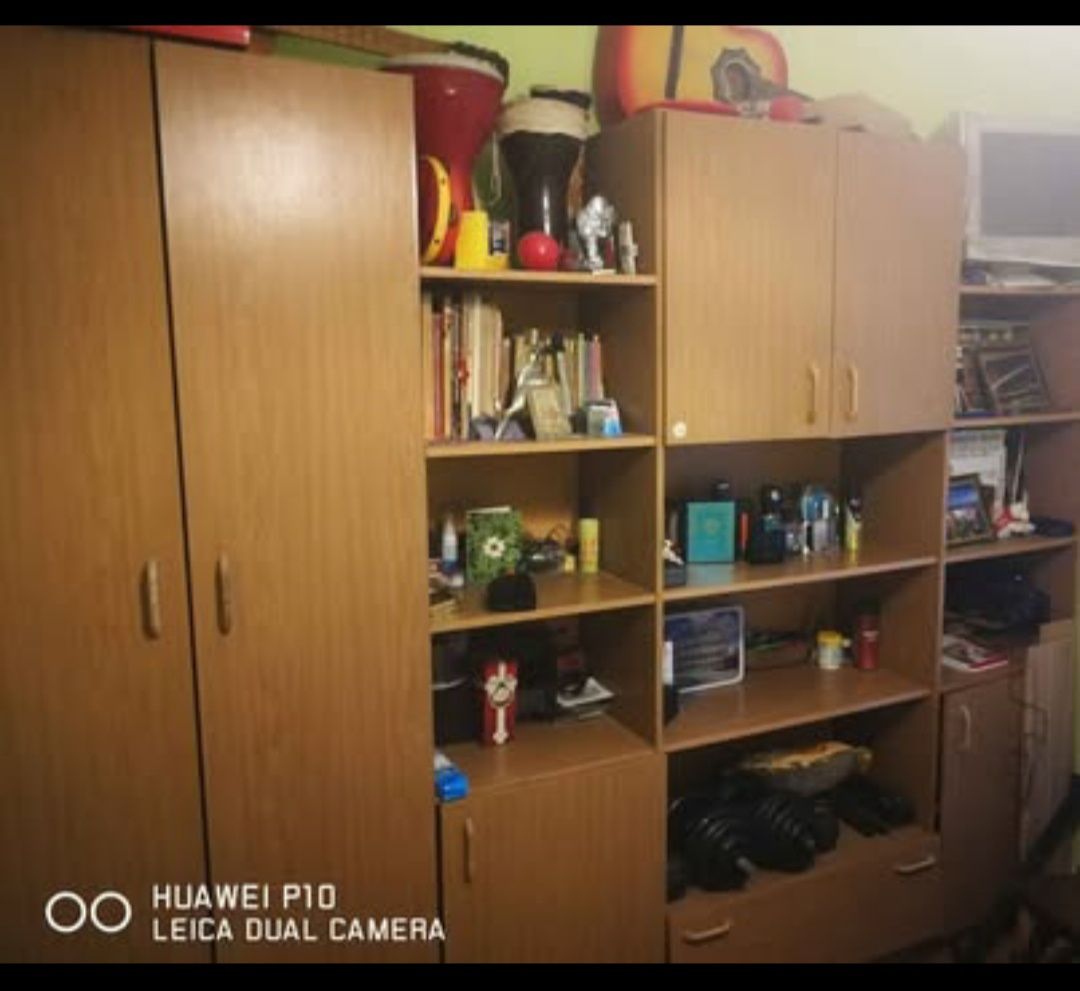 Продавам две легла с матраци и ракла и секция с гардероб
