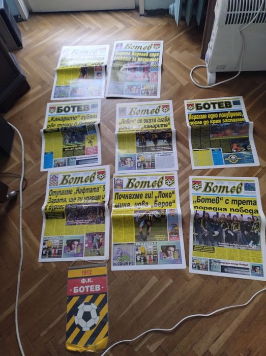 Стари футболни вестници и флагче-Ботев ПД.