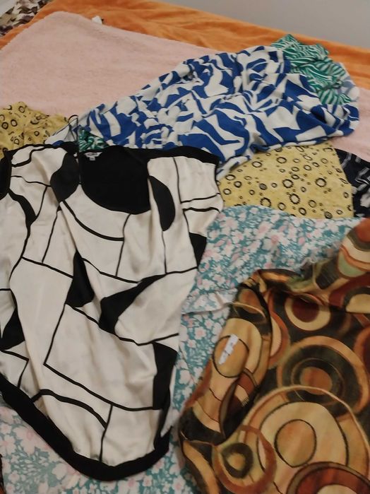 Vand rochii , geci si pantaloni .Aproape noi !