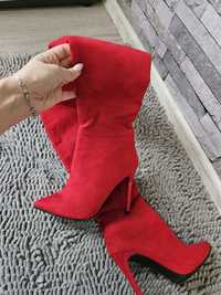 Червени велурени чизми