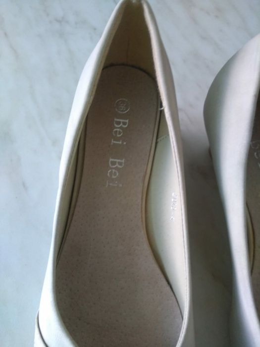Pantofi crem nr 36 noi