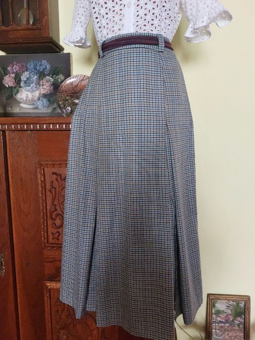 Fusta noua din poplin fin, minunata, racoroasa, cu patru slituri duble