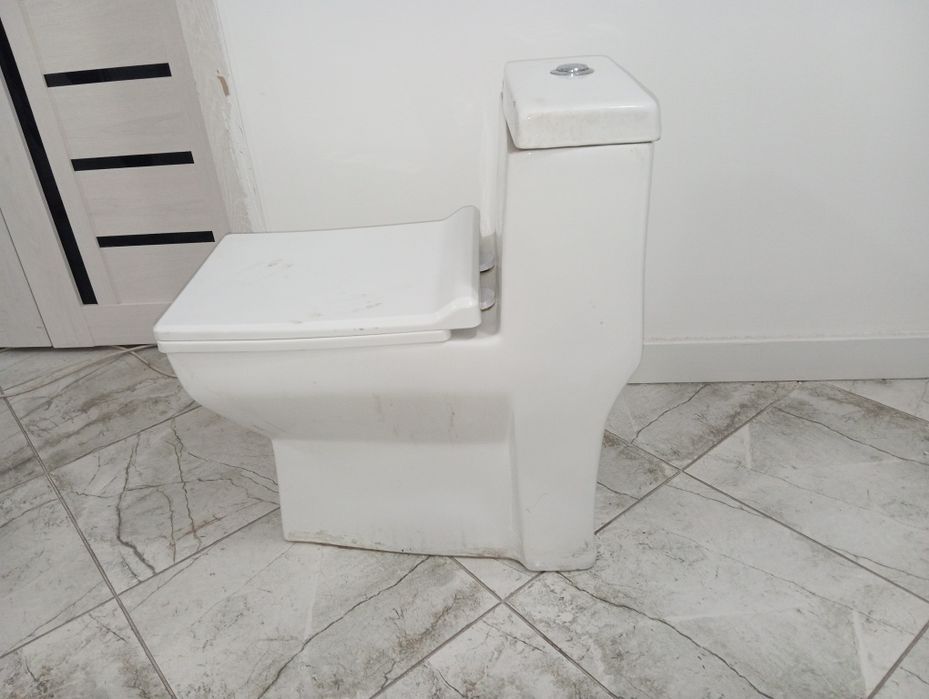 Унитаз литой, в идеальном состоянии, продам срочно.