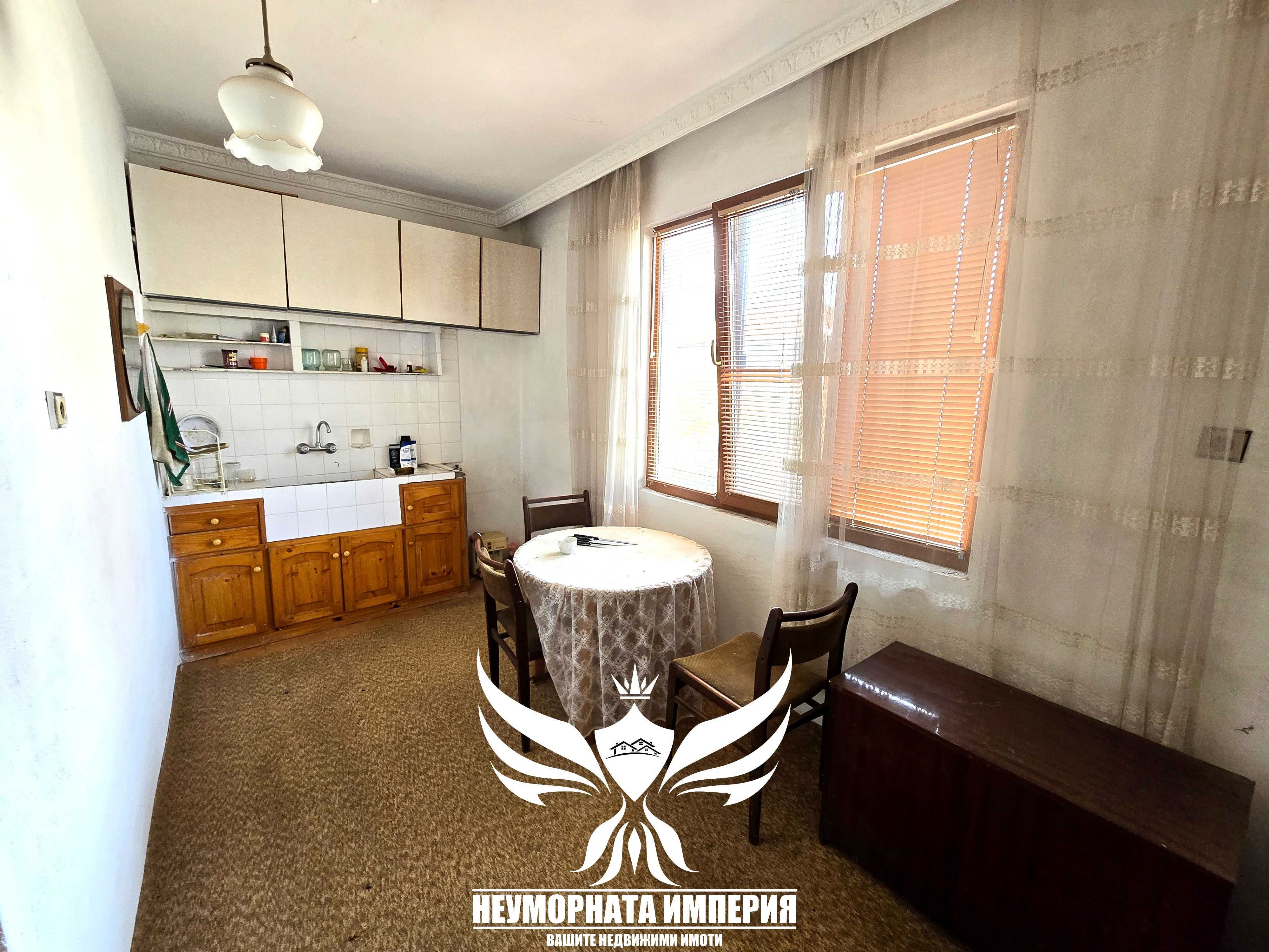 Продавам тристаен с гараж, партерни стаи и 219кв. двор в гр.Асеновград