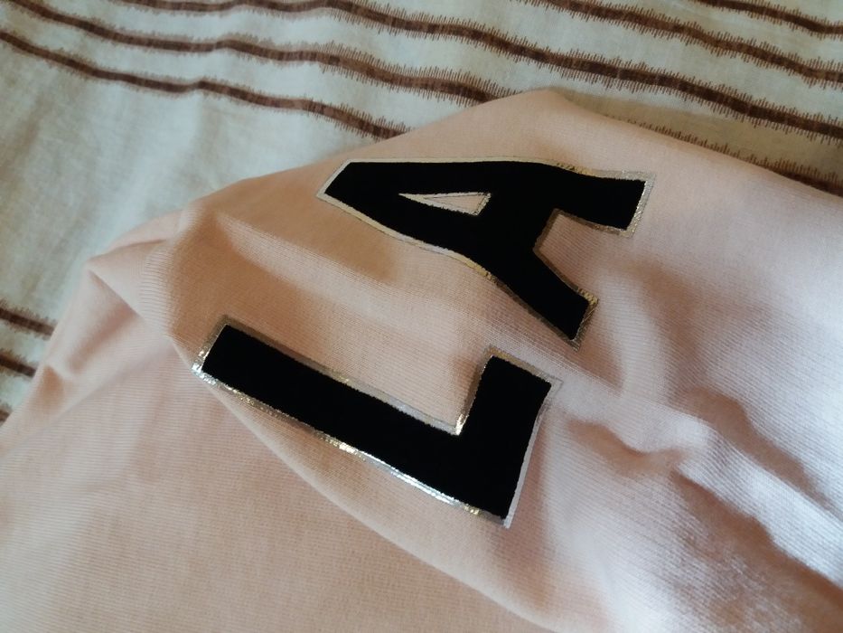 Блузка Guess и тениска Love Moschino Eлек Moncler