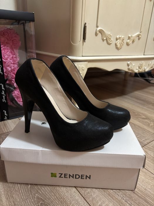 Брокатени черни токчета