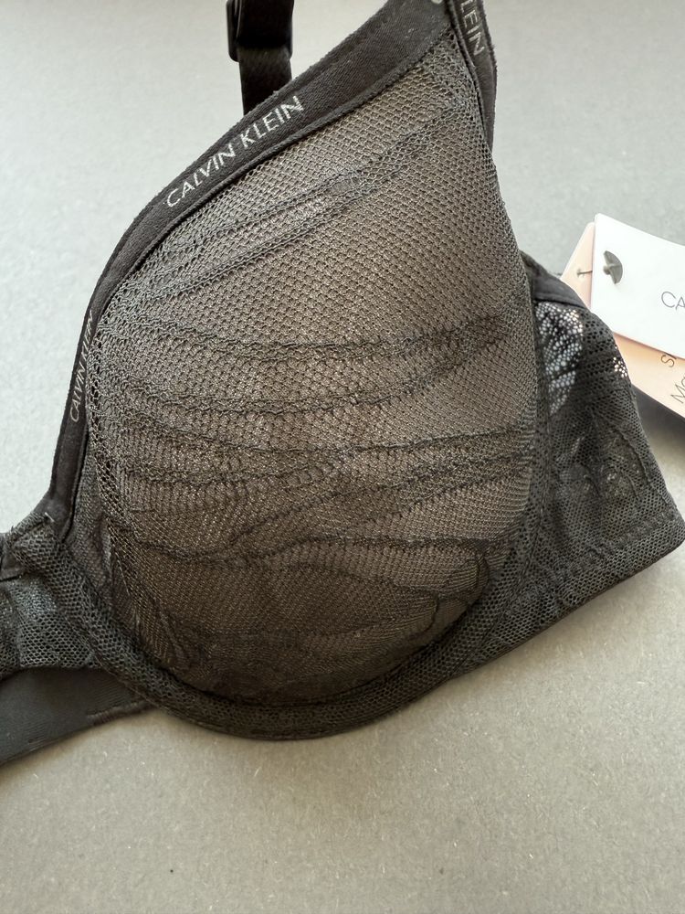 Стилен комплект сутиен /75B/ и прашки /XS/ Calvin Klein