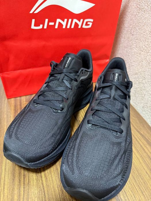 Продам беговые кроссовки от бренда li-ning оригинал gorun