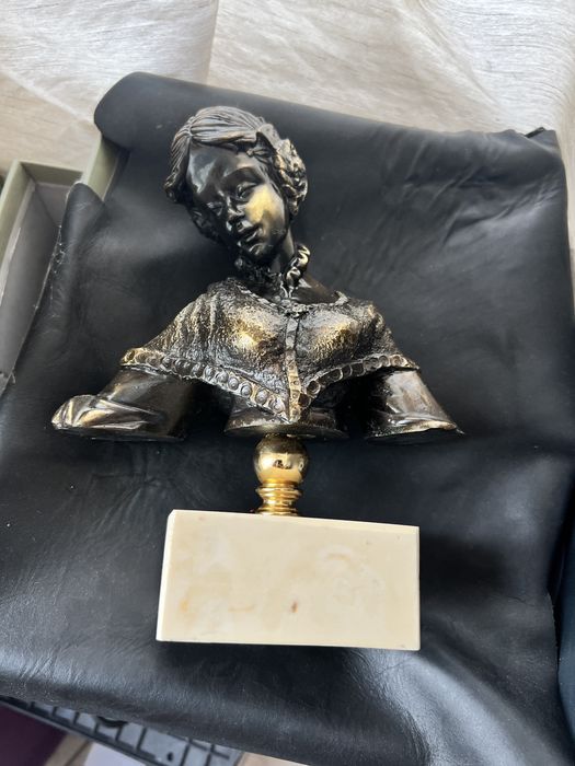 Bust  Antic Victorian feminin din rasina turnat model Madame de vara s