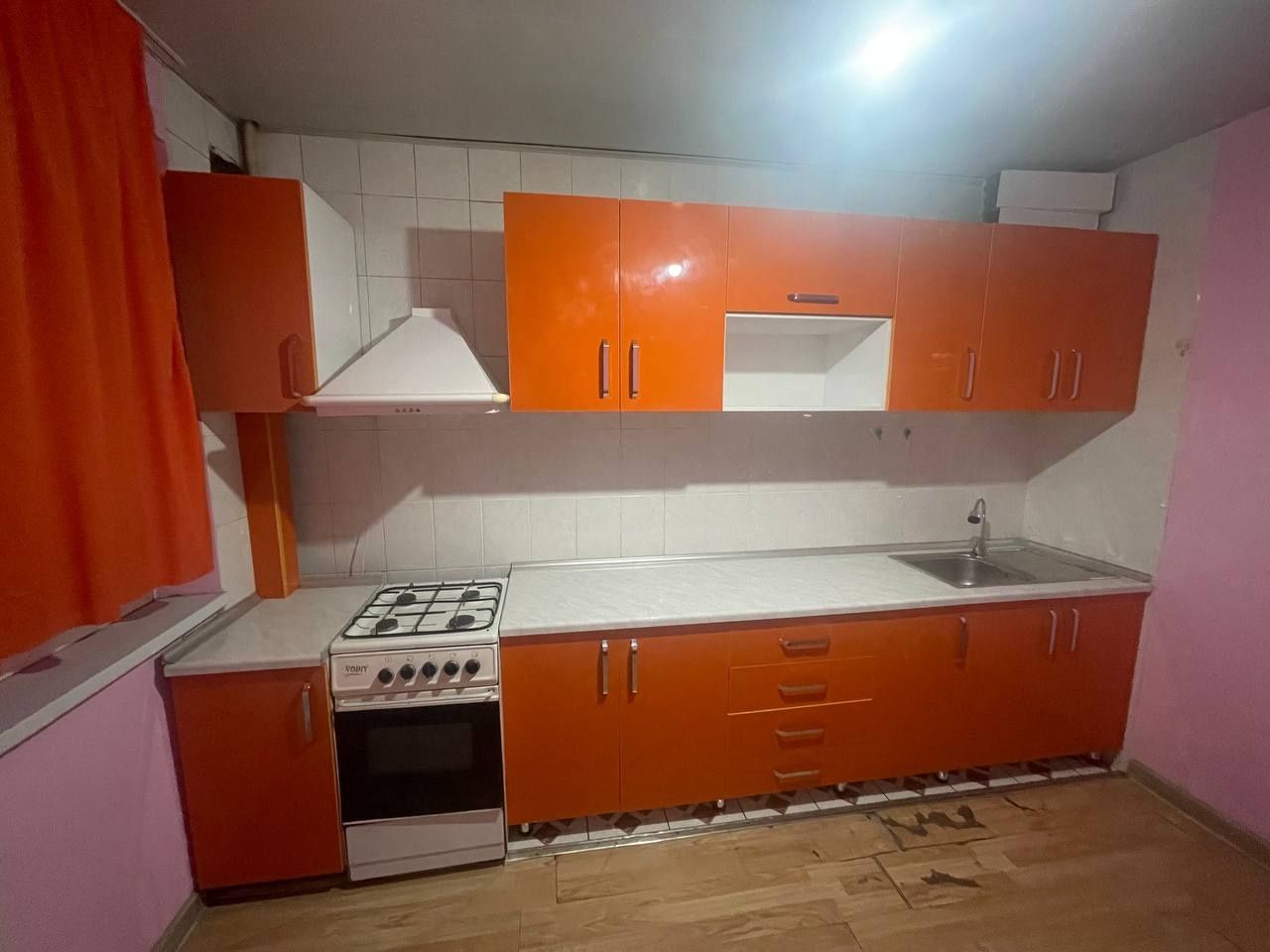 Ошхона мебель, кондиционер, 2 та шкаф и хонтаха. Холати яхши