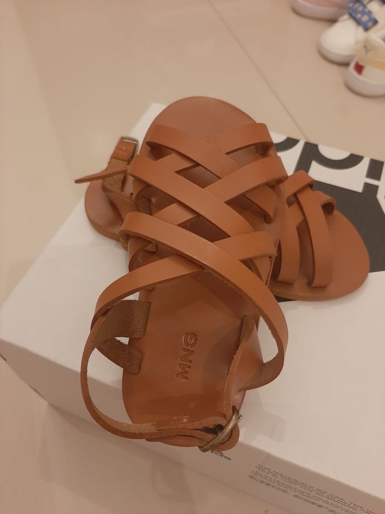 Sandale piele mango

100% piele de bovine. Model cu barete. Șliț