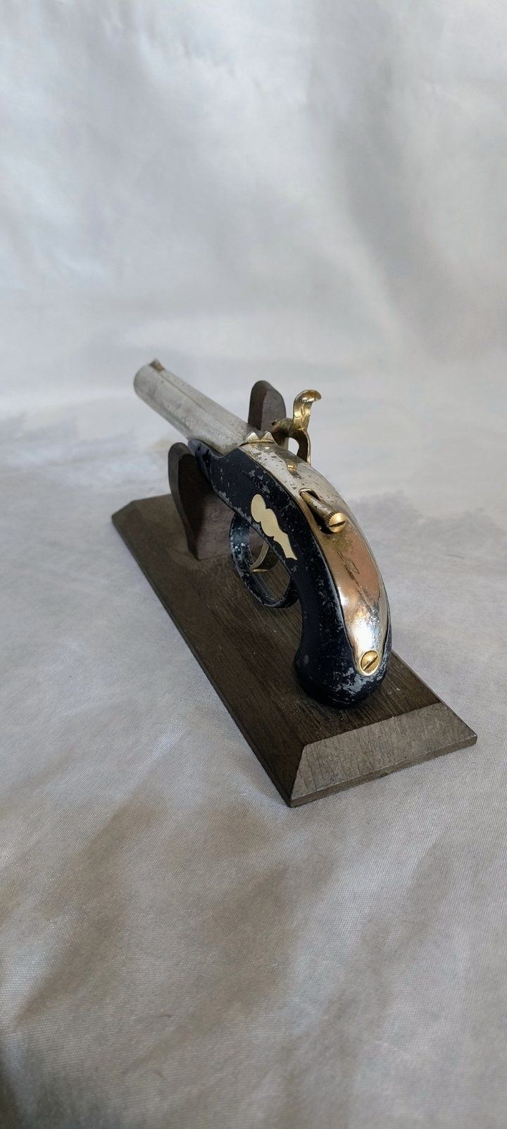 Стар месингов пистолет Derringer за украса и декорация