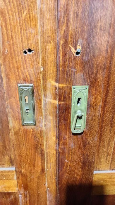 Стар гардероб - за реставриране