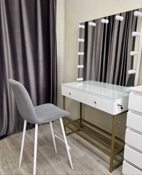 Гримерный стол с лампами