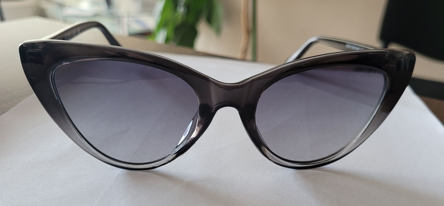 Дамски слънчеви очила Guess GF6147 с калъф нови