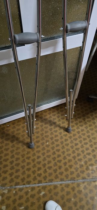 Продаются подгузники 2пачки и костыли в отличном состоянии!