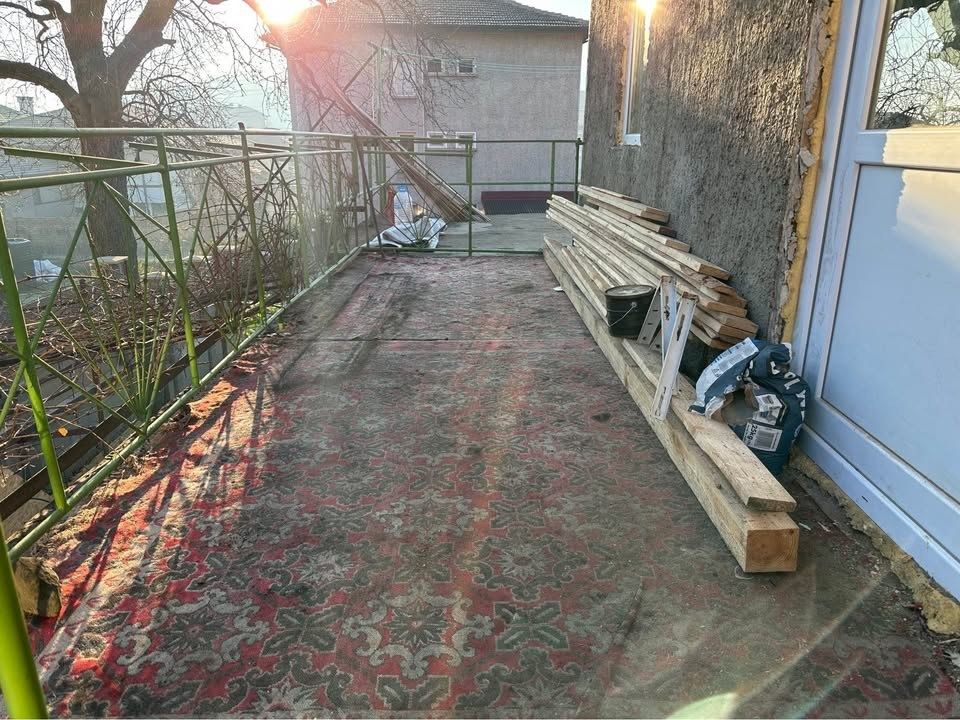 Двуетажна къща с тераса (ЗП 61 кв.м) и двор (368 кв.м) в град Елена.