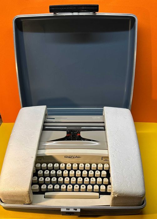 Пишеща Машина Royal Made in USA 3Цвята Qwerty клавиатура топ състояние