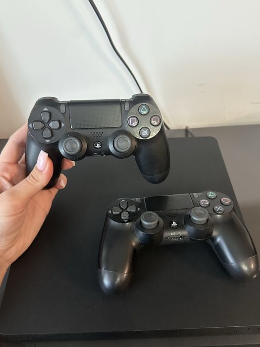 PlayStation 4 (два джойстика) с подарък игра