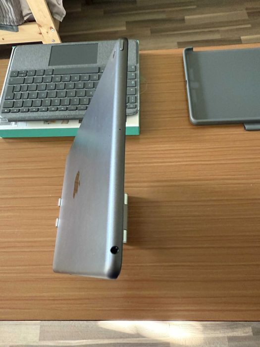 iPad 9th Gen 64GB + tastatură Logitech Combo Touch + accesorii