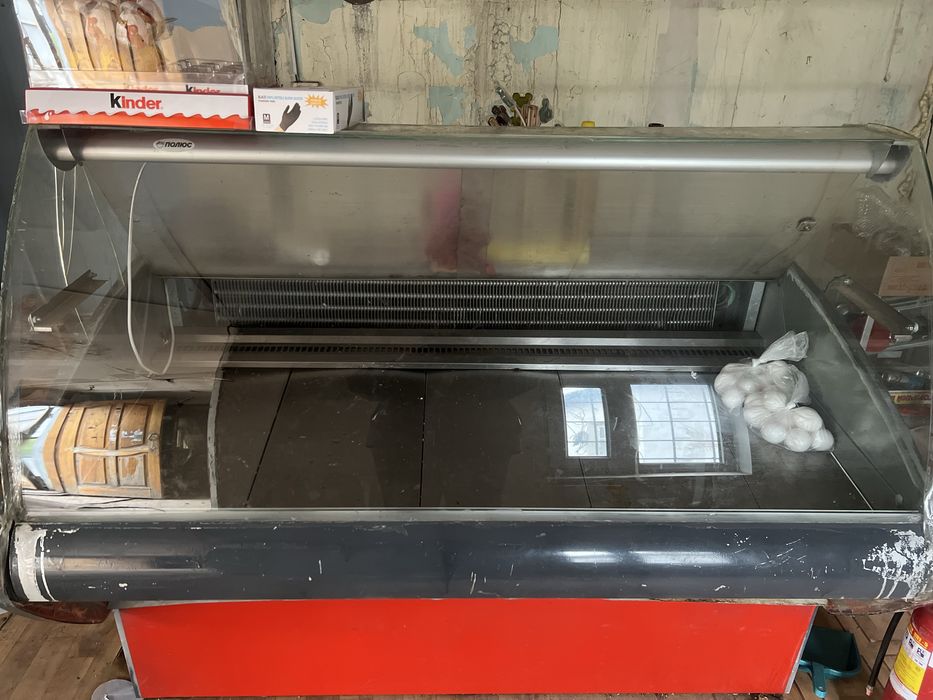 Продам витринный холодильник.