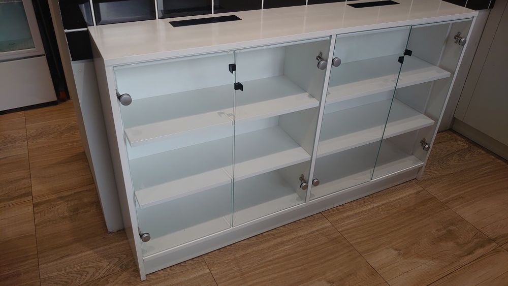 Витрина със стъклени врати